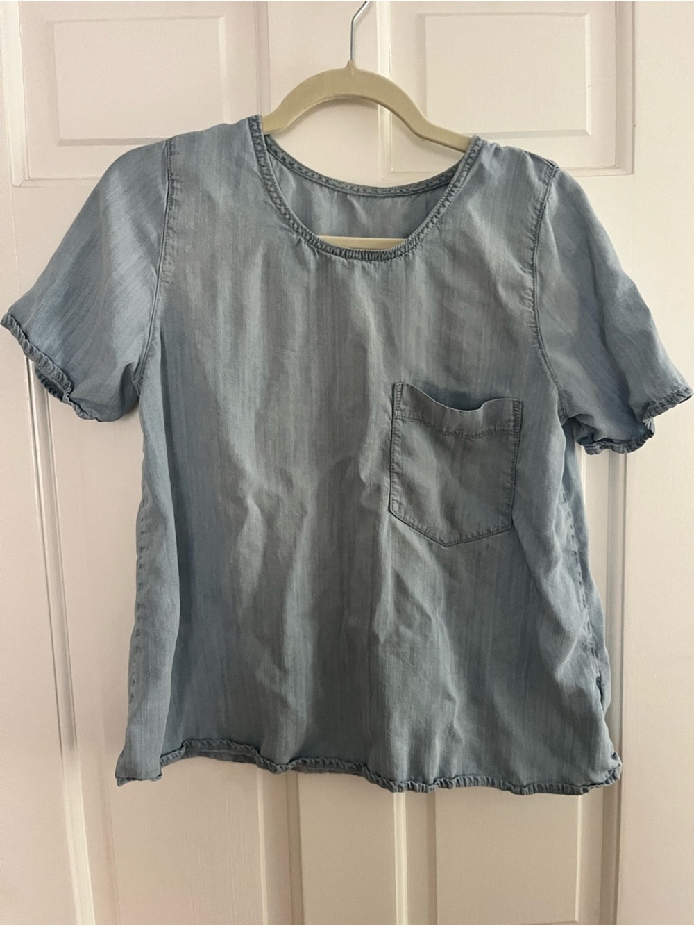 GAP Light Denim Chambray Short Sleeve Top with Pocket
